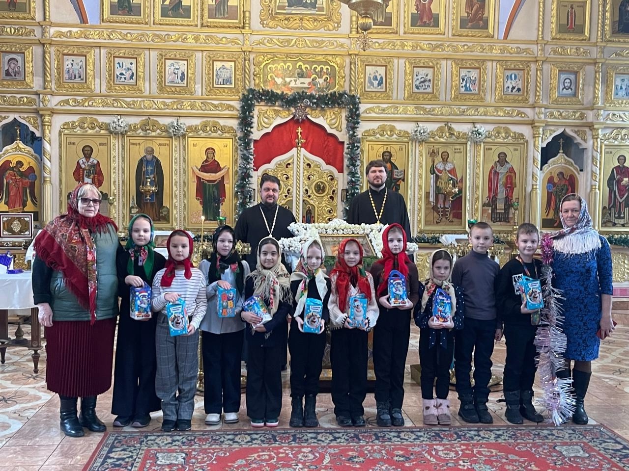 Одна из традиций весело проводить новогодние праздники- петь колядки на старый Новый год..